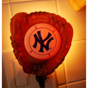 Vintage New York Yankees Commemorative Mitt Night Light - WORKS